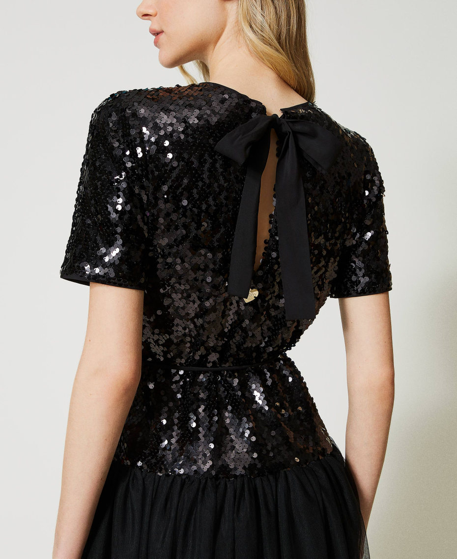 Robe mi-longue avec sequins all-over et tulle