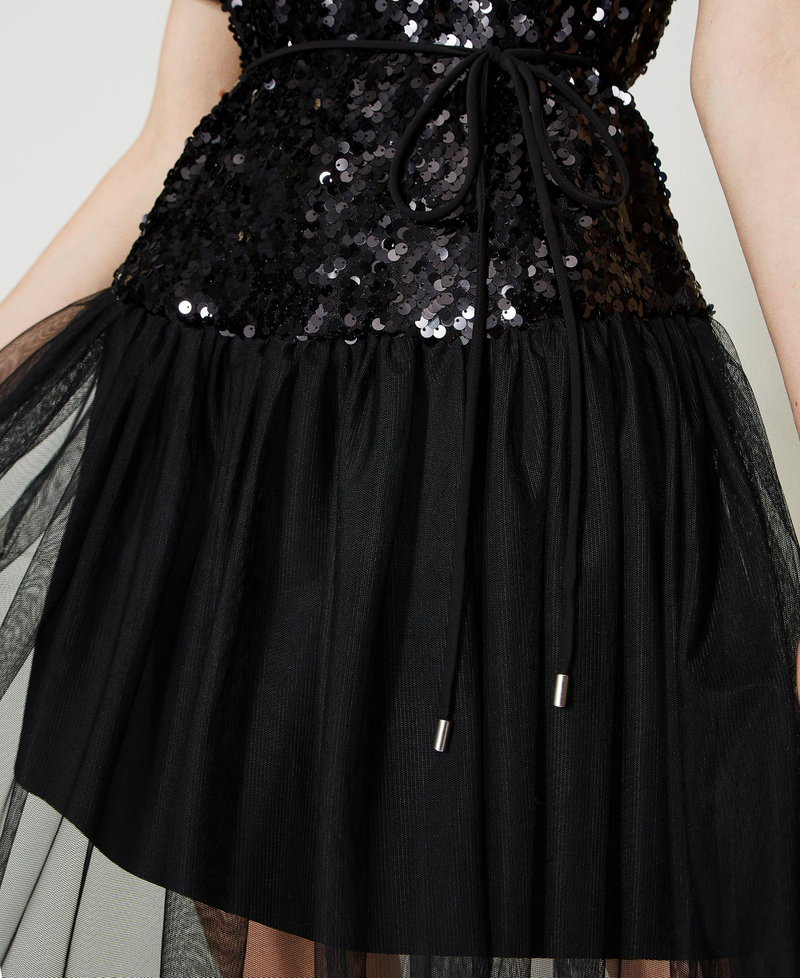 Robe mi-longue avec sequins all-over et tulle