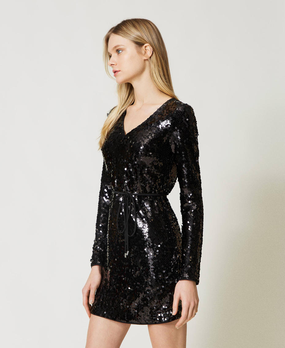 Robe courte entièrement ornée de sequins