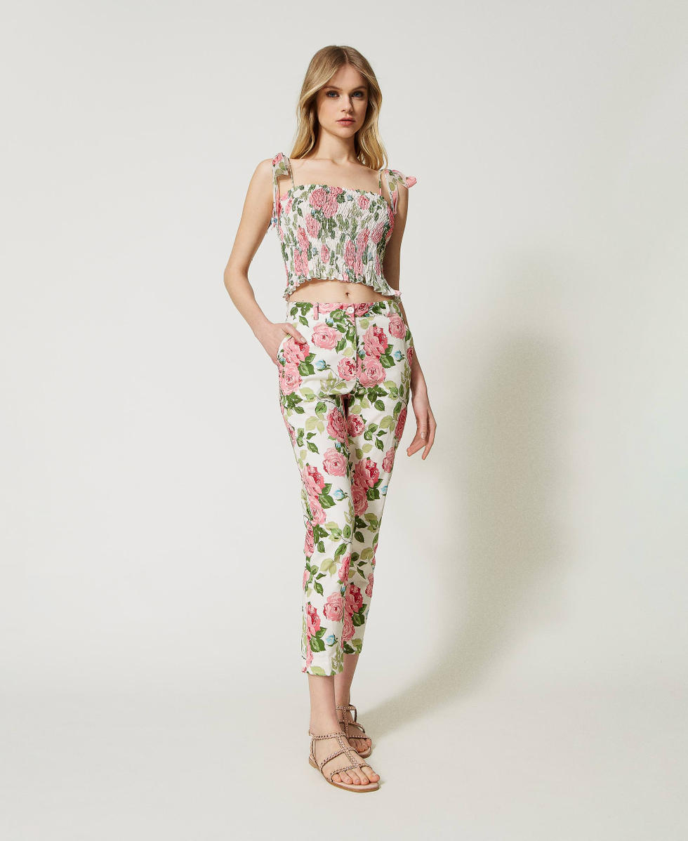 Pantalon avec imprim&eacute; de roses