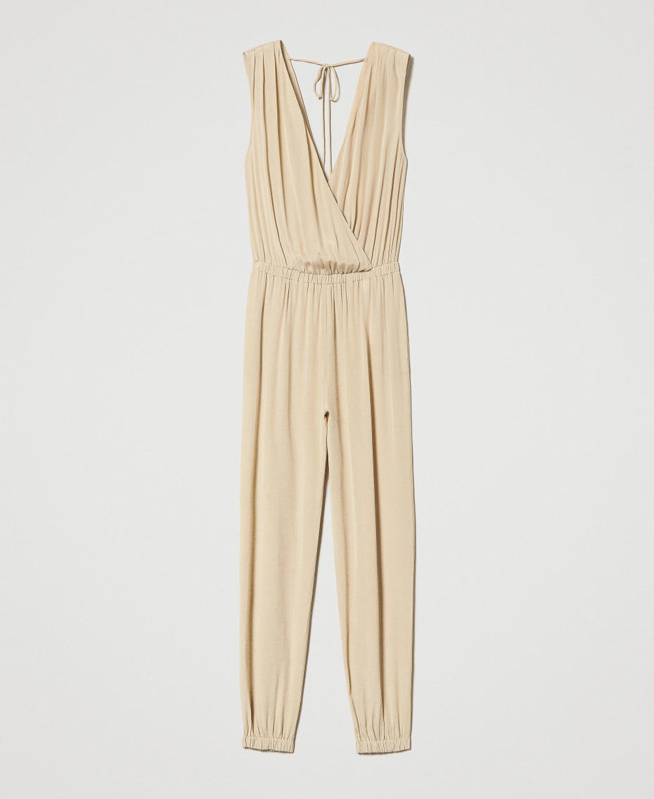 Combinaison avec profonde encolure