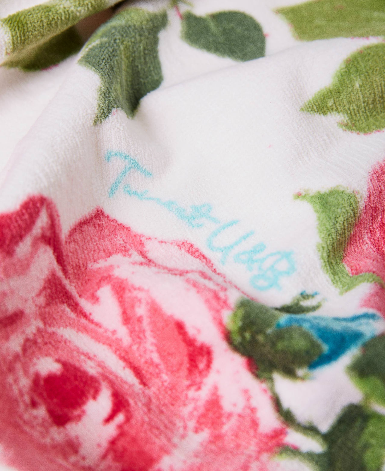 Terry beach towel with rose print