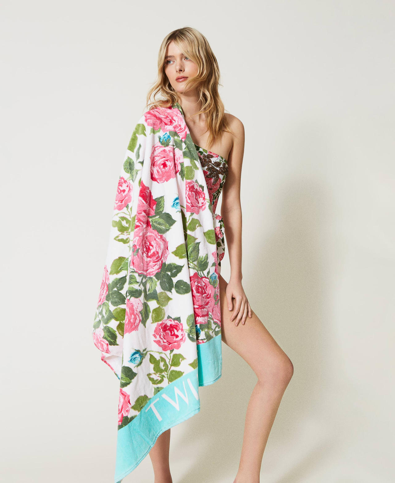 Terry beach towel with rose print
