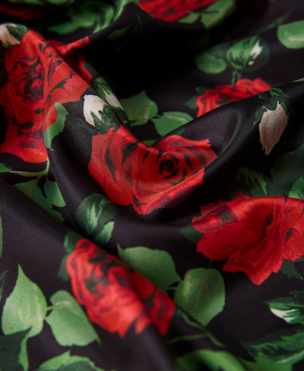 Keffieh avec imprim&eacute; de roses