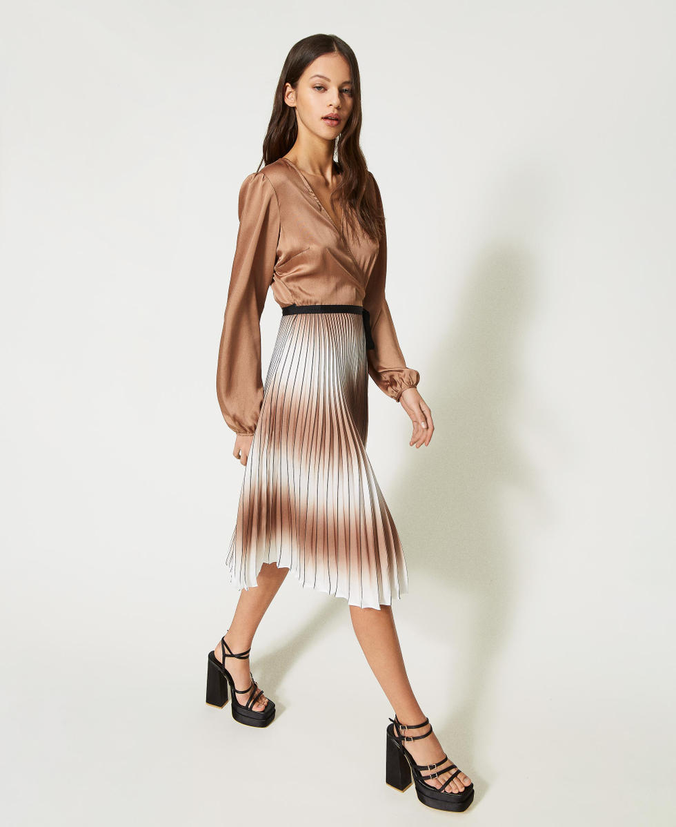 Robe mi-longue en satin avec pliss&eacute;
