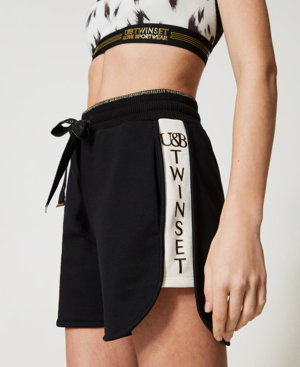 Shorts con nastro e dettagli dorati