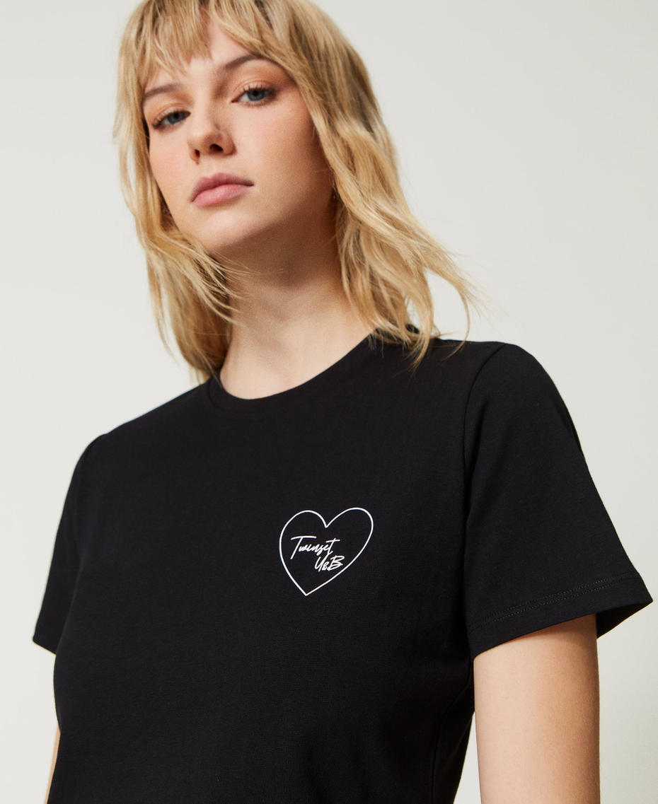 Camiseta con estampado de corazón y logotipo Negro Mujer 231LL2RFF-04