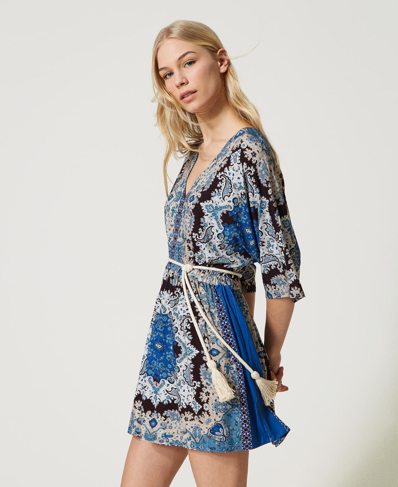 Abito corto con stampa foulard