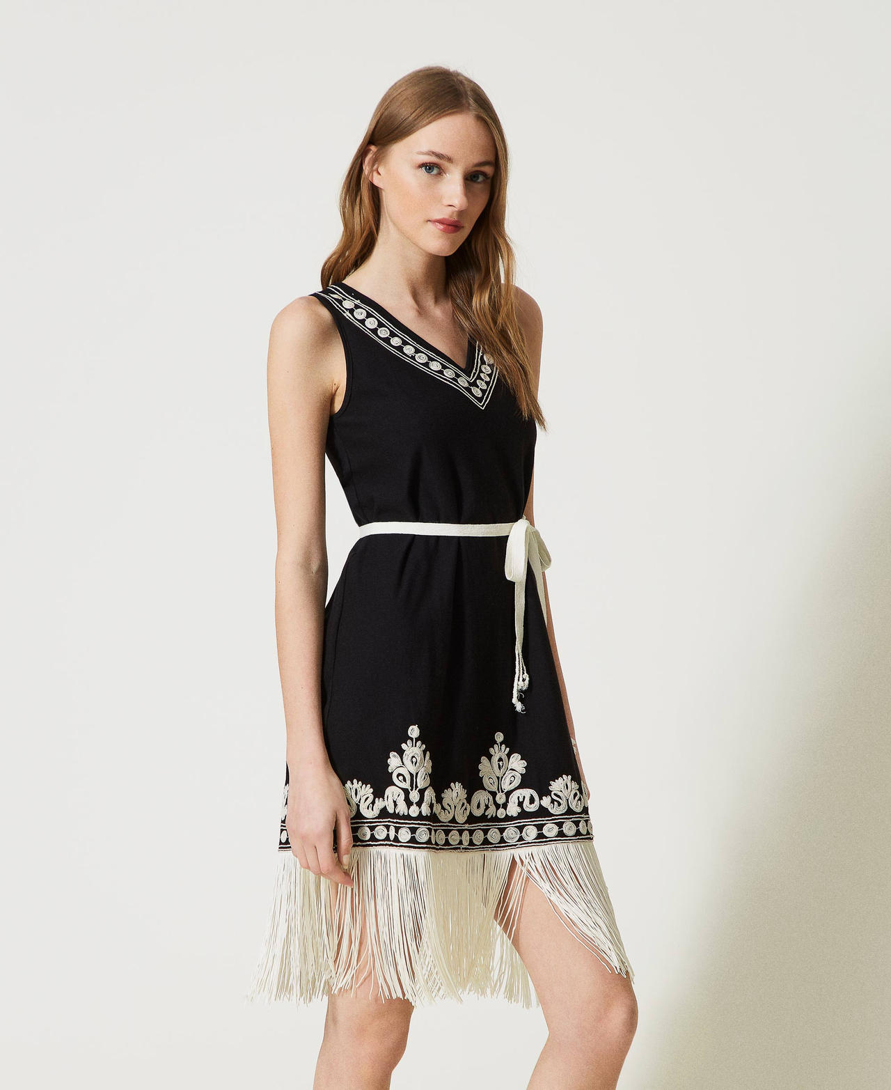 Abito corto con ricamo e frange
