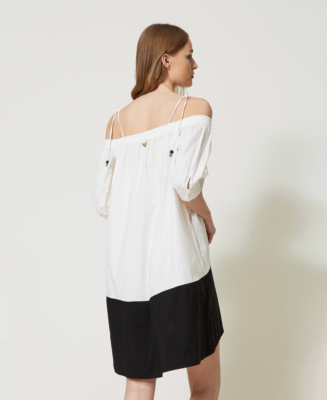 Abito corto off-shoulder bicolore