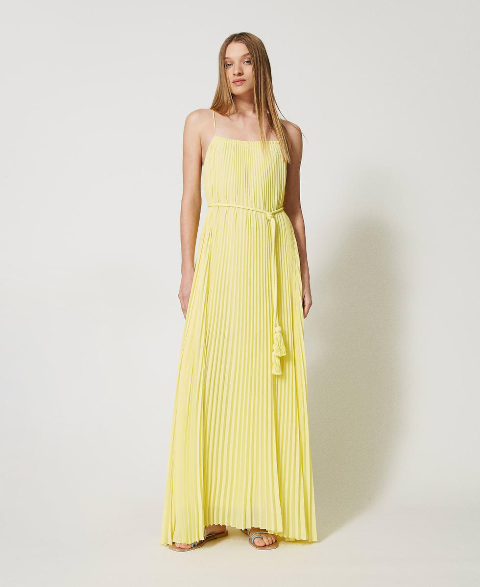 Vestido largo plisado con cintur&oacute;n