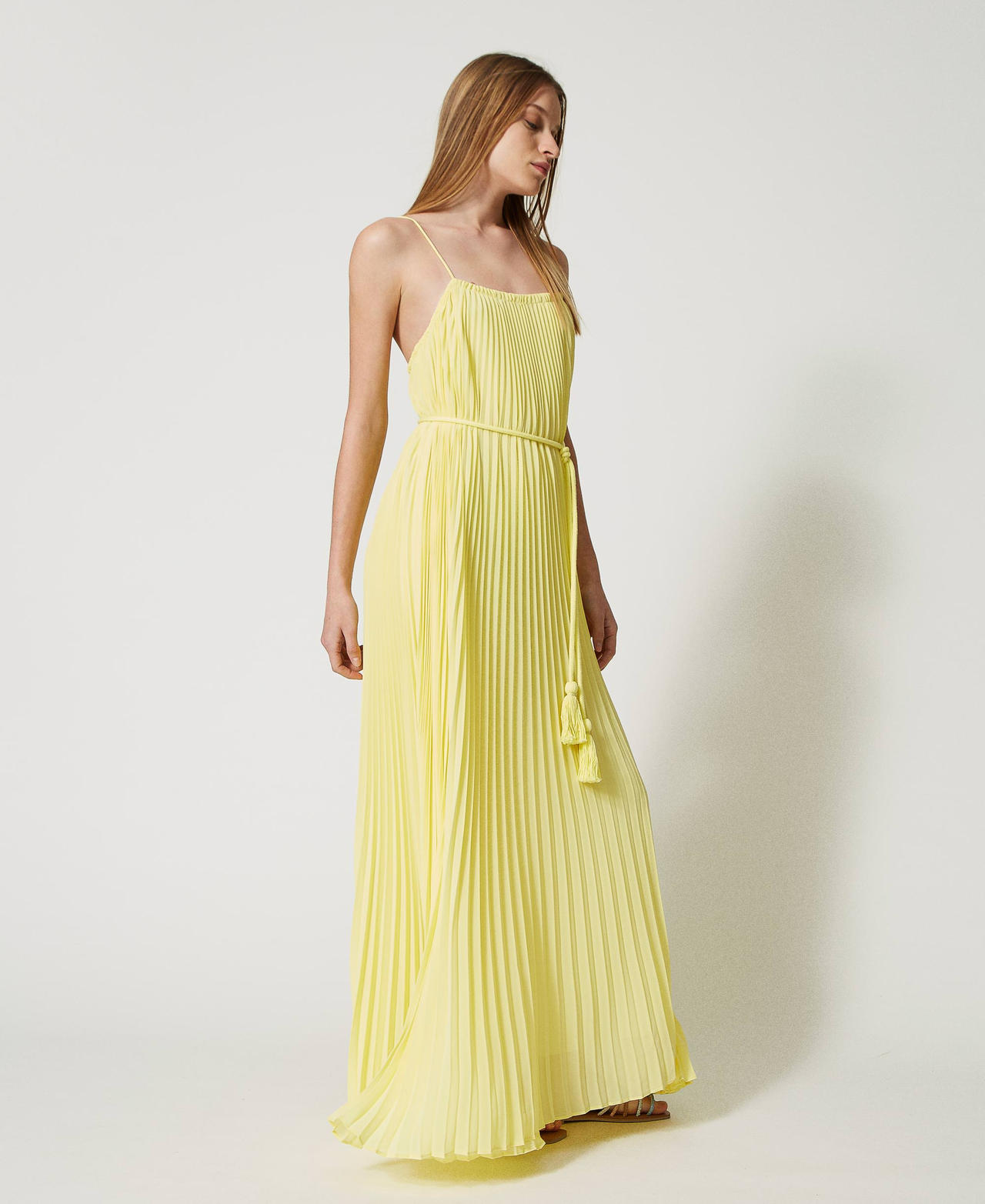 Pleated long dress with belt