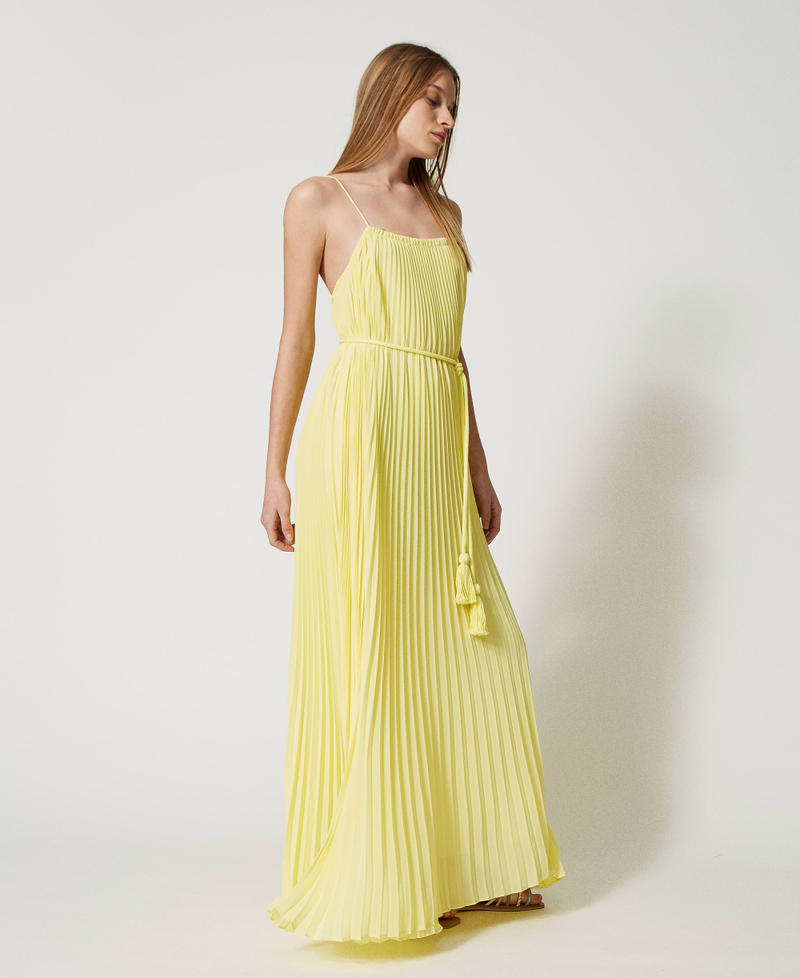 Pleated long dress with belt