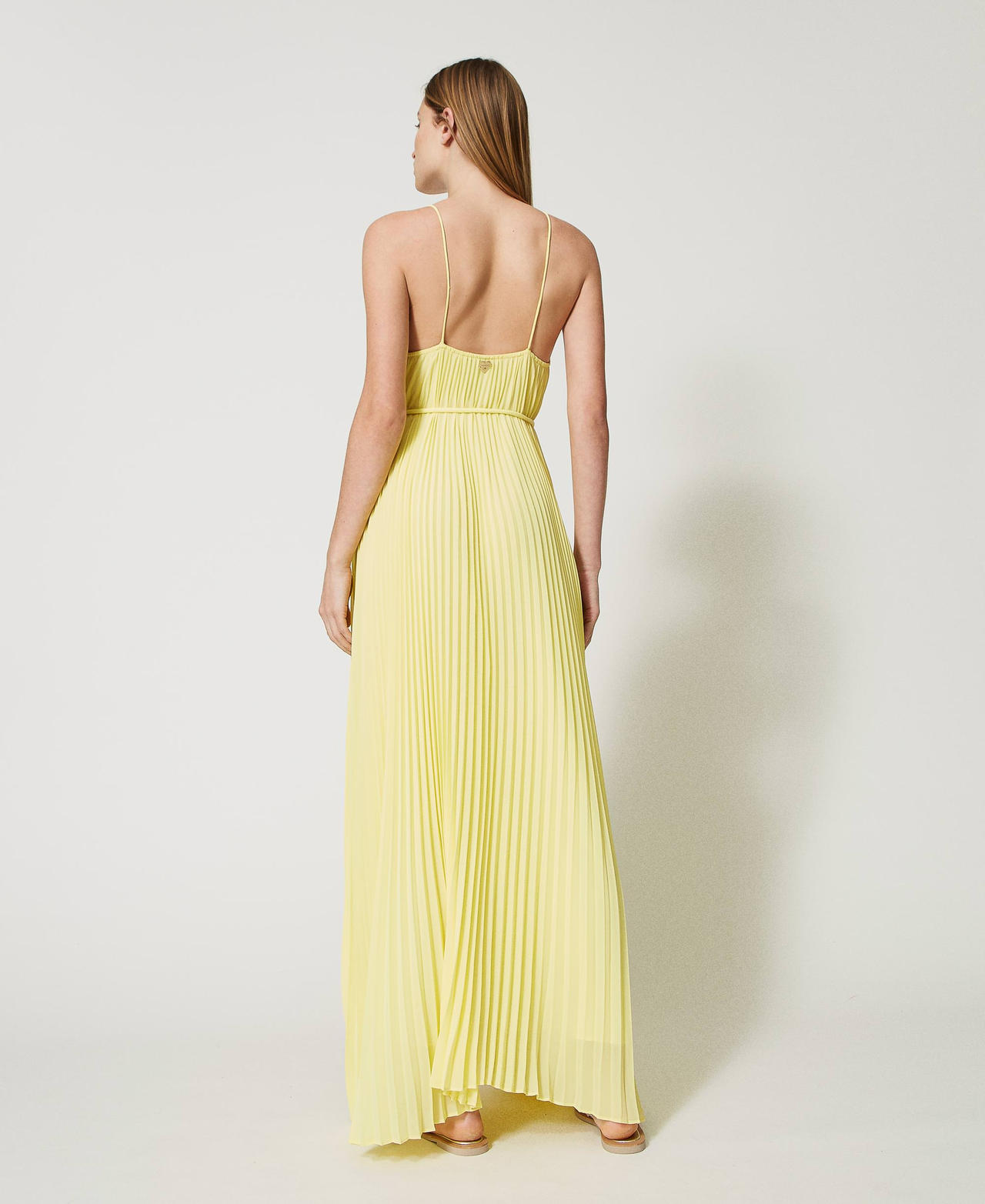 Pleated long dress with belt