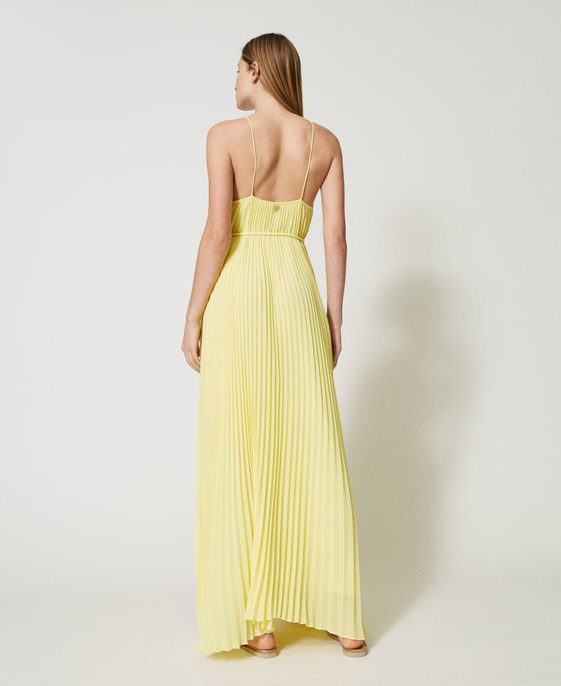 Pleated long dress with belt