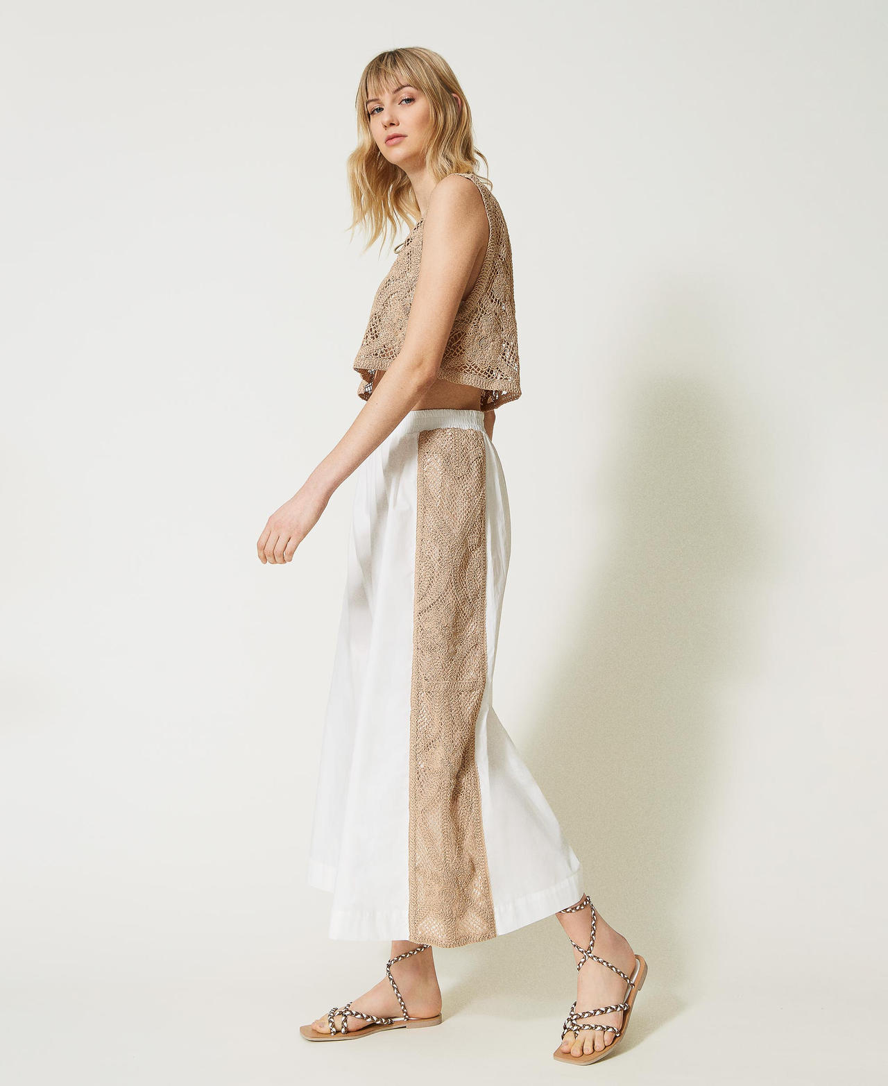 Pantaloni cropped con bande in macramè