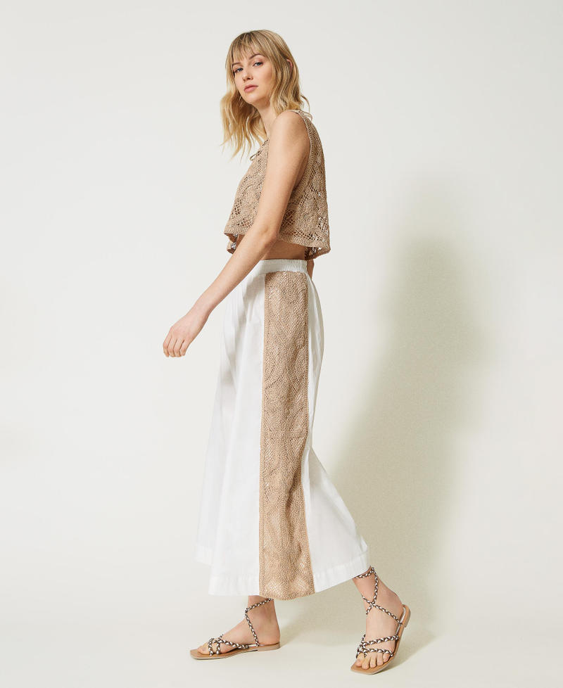 Pantaloni cropped con bande in macramè
