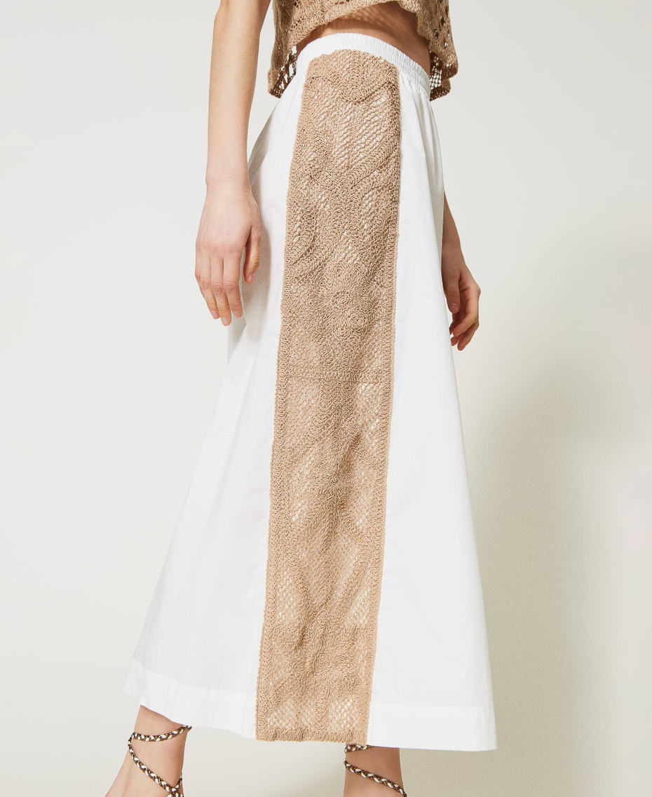 Pantaloni cropped con bande in macramè