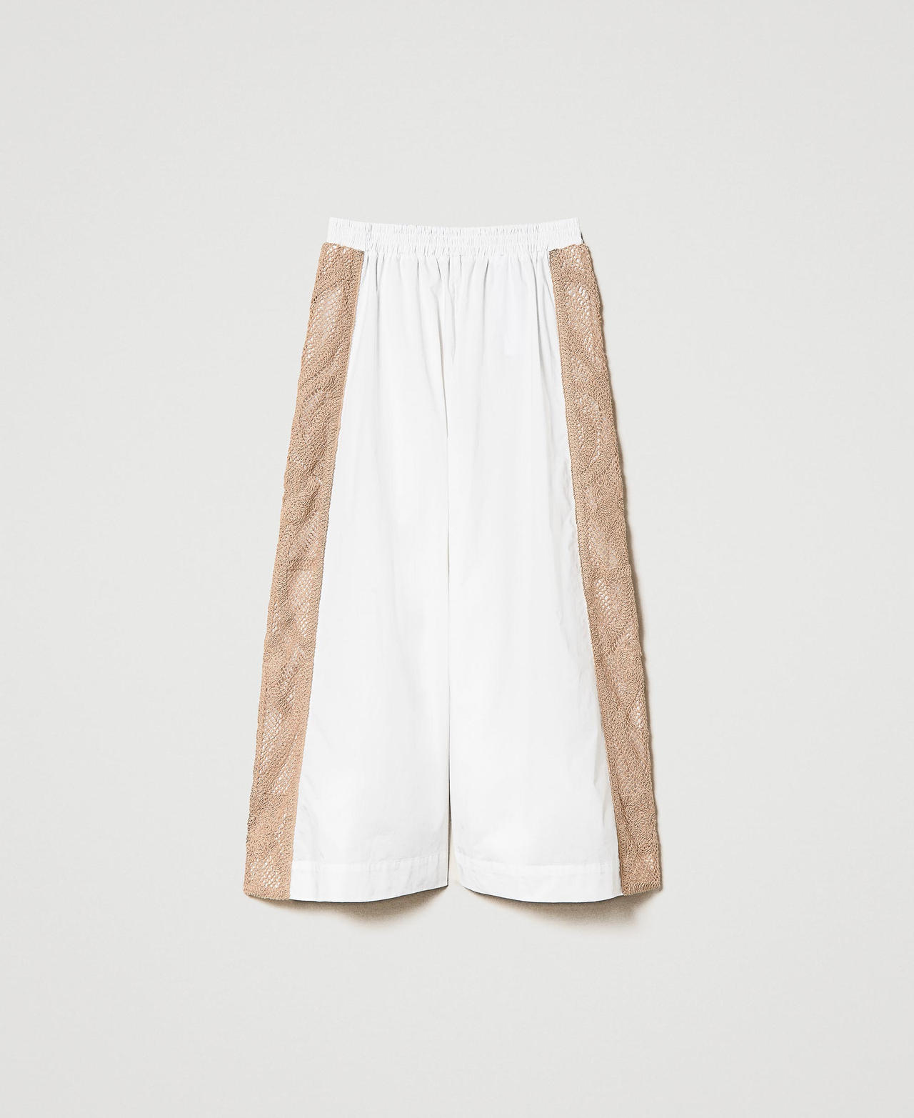 Pantaloni cropped con bande in macramè