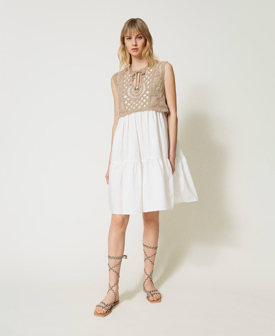 Kurzes Kleid aus Popeline mit Top aus Makrameespitze Zweifarbig Off White / „Caribbean Beach“-Beige Frau 231LM2SCC-01