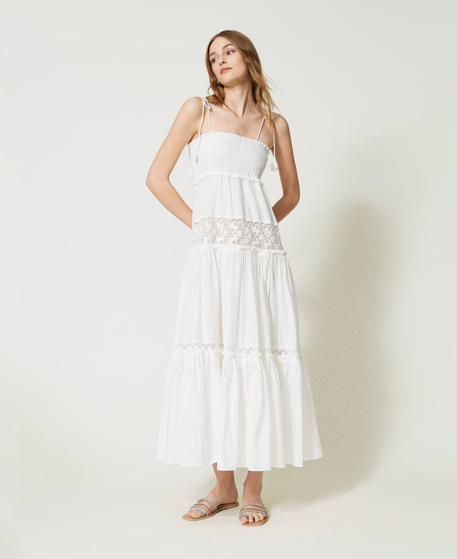 Maxistufenkleid mit Makramee Mattweiß Frau 231LM2YEE_00526_01