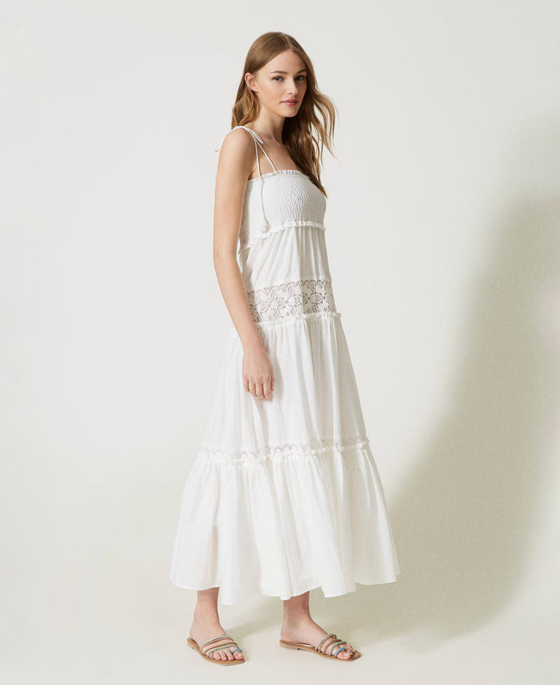 Maxistufenkleid mit Makramee Mattweiß Frau 231LM2YEE_00526_02