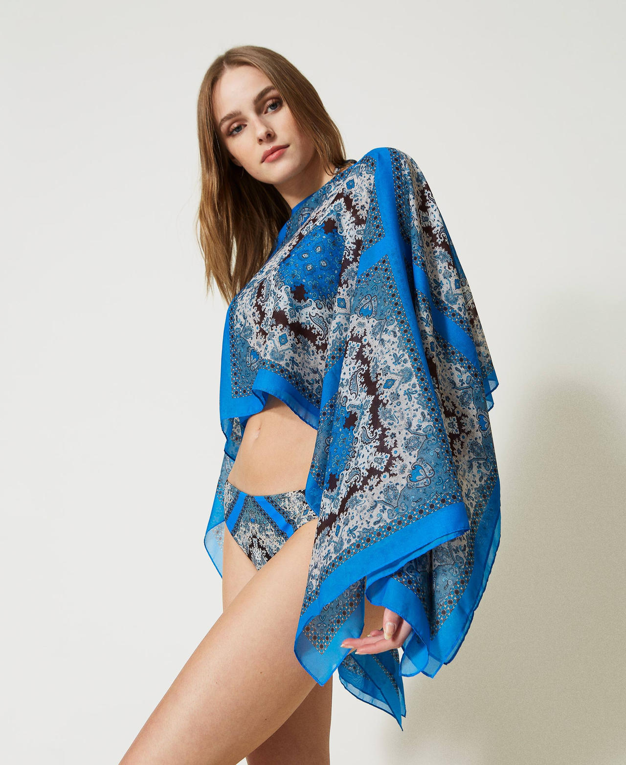Poncho-foulard avec imprim&eacute;