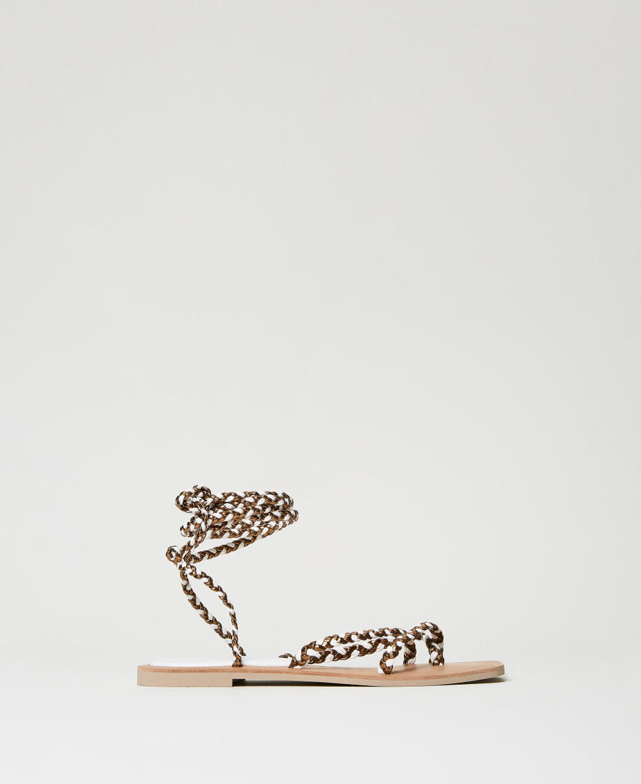 Flat thong sandals with weaved laces