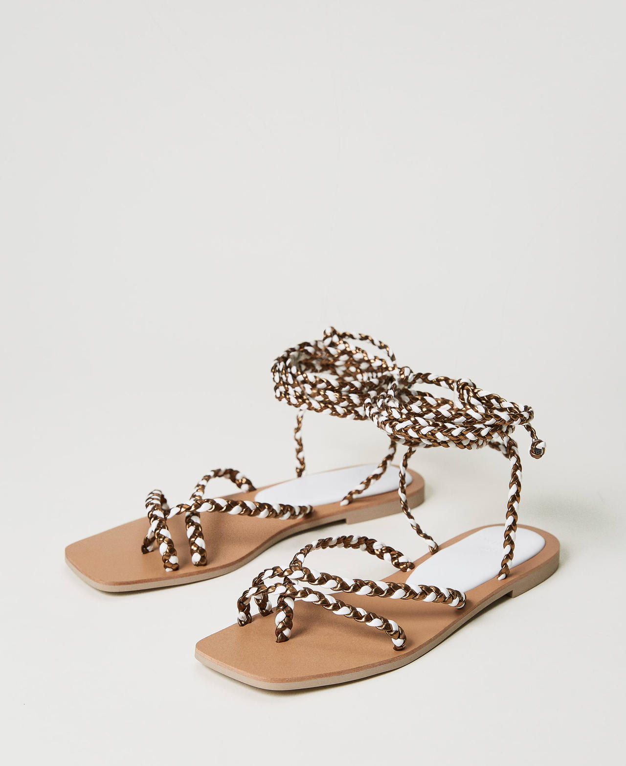 Flat thong sandals with weaved laces