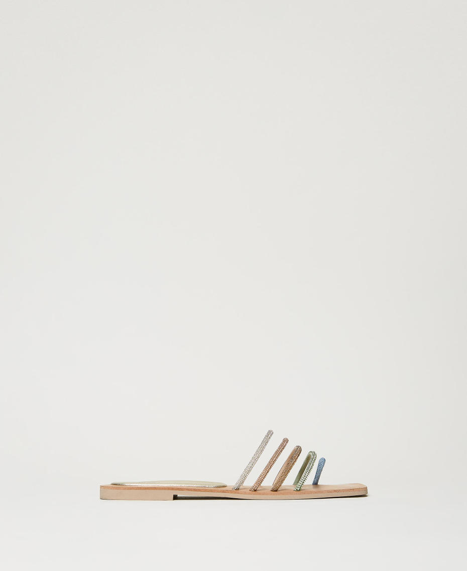 Sandales plates avec lanières multicolores