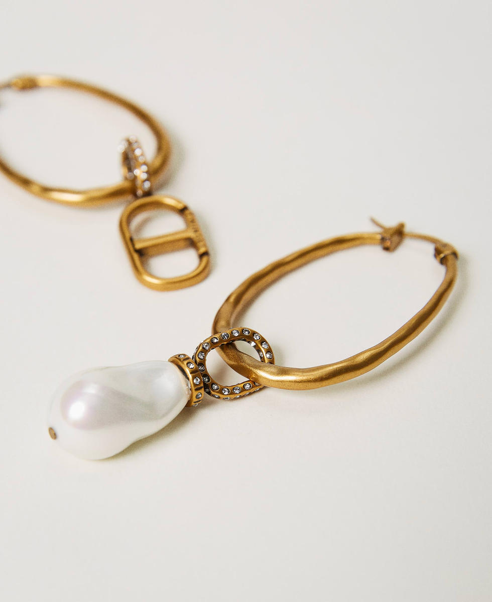 Asymmetric earrings with pearl and Oval T