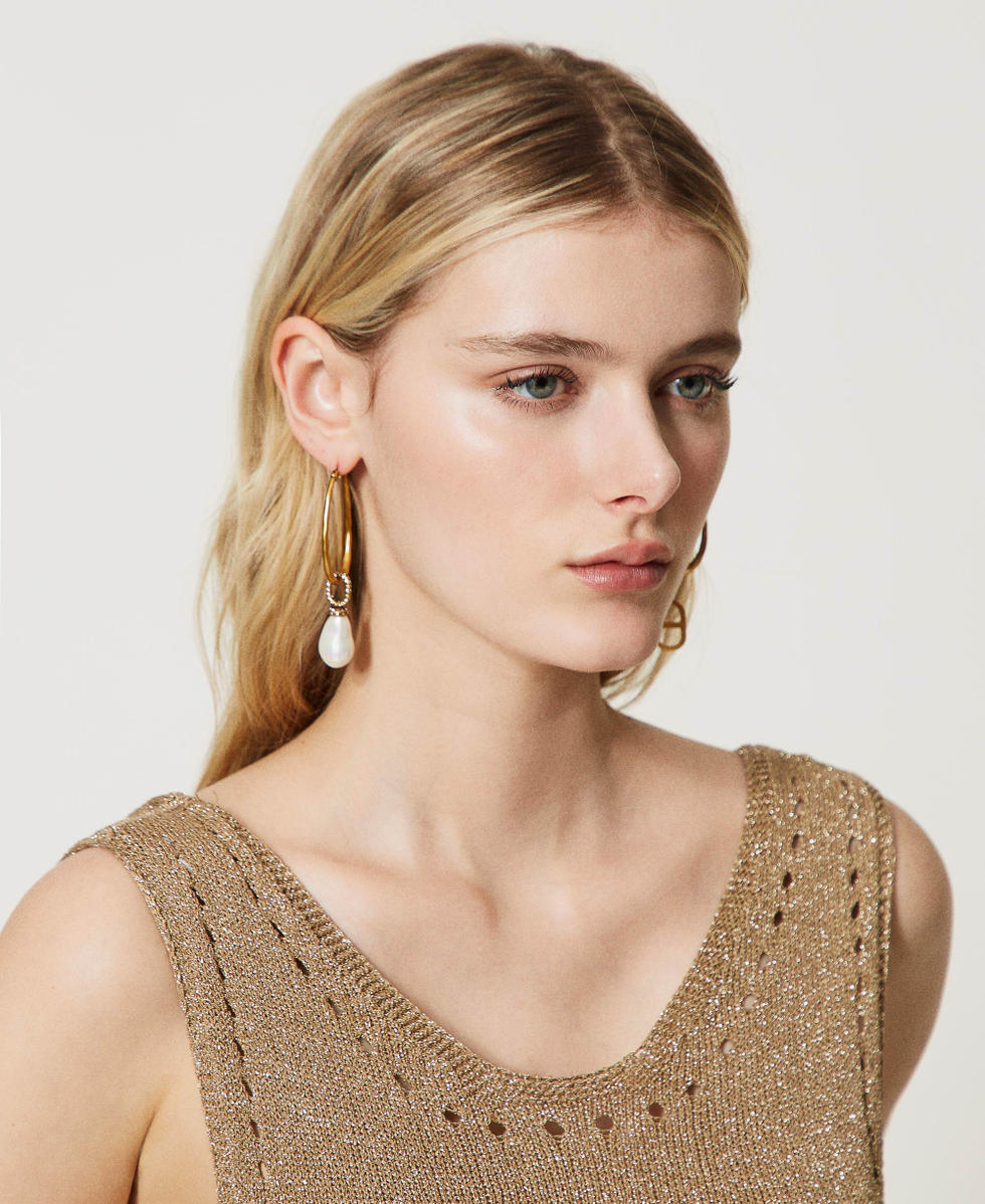 Asymmetric earrings with pearl and Oval T