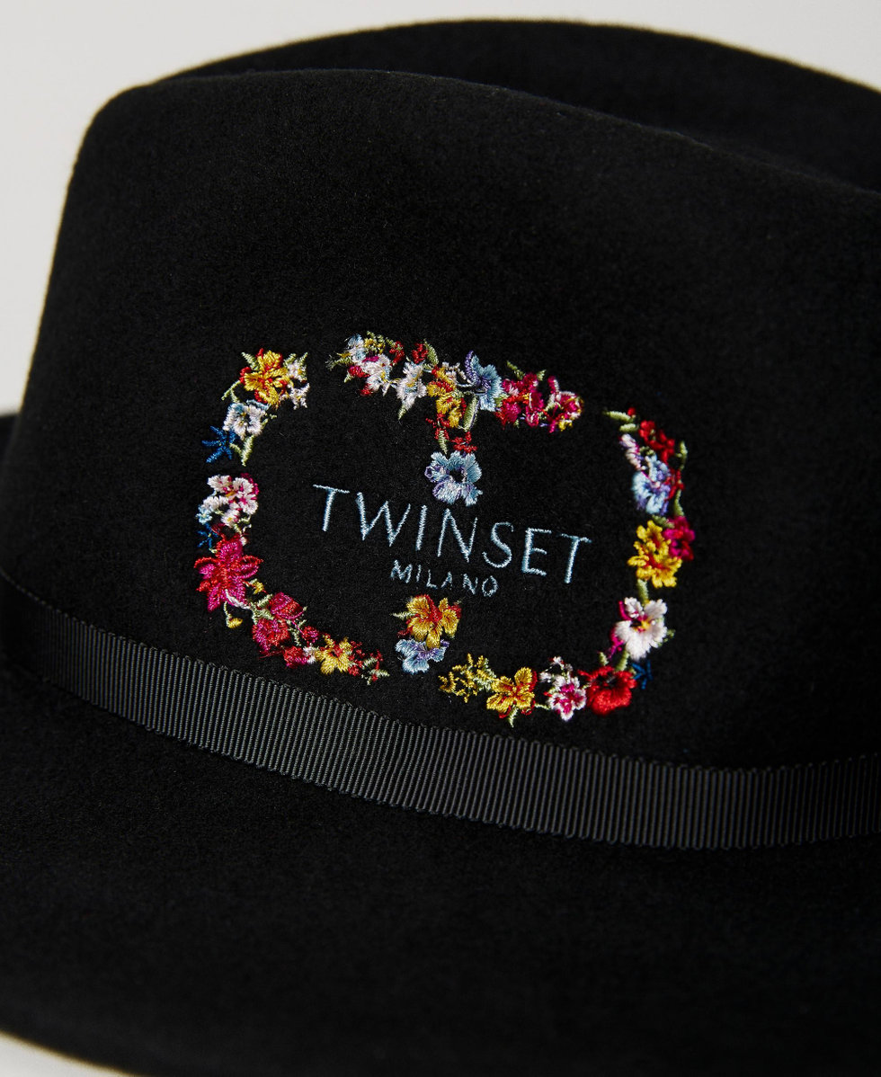 Wool cloth hat with floral Oval T