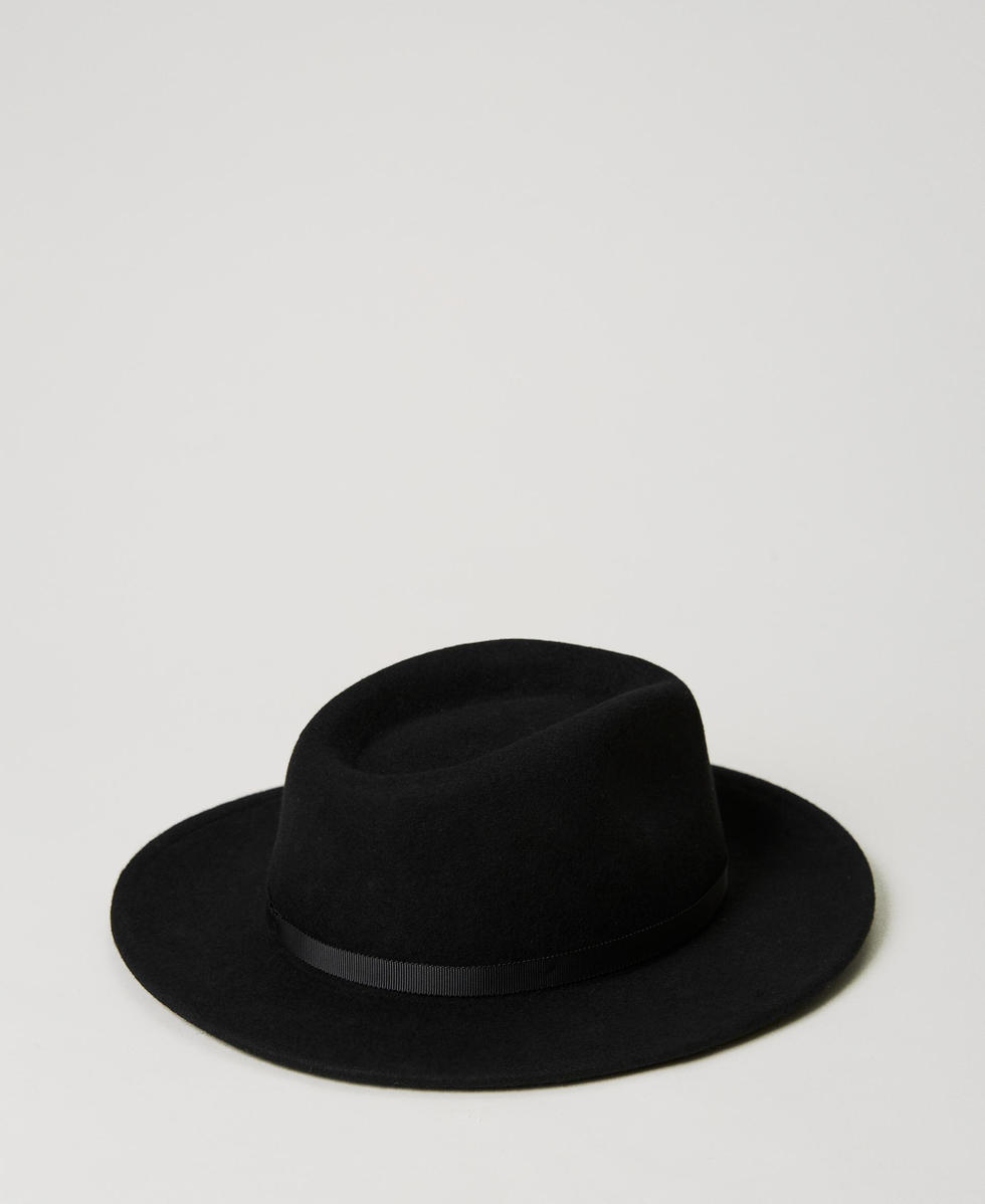 Wool cloth hat with floral Oval T
