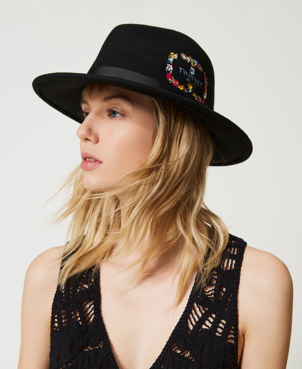 Wool cloth hat with floral Oval T