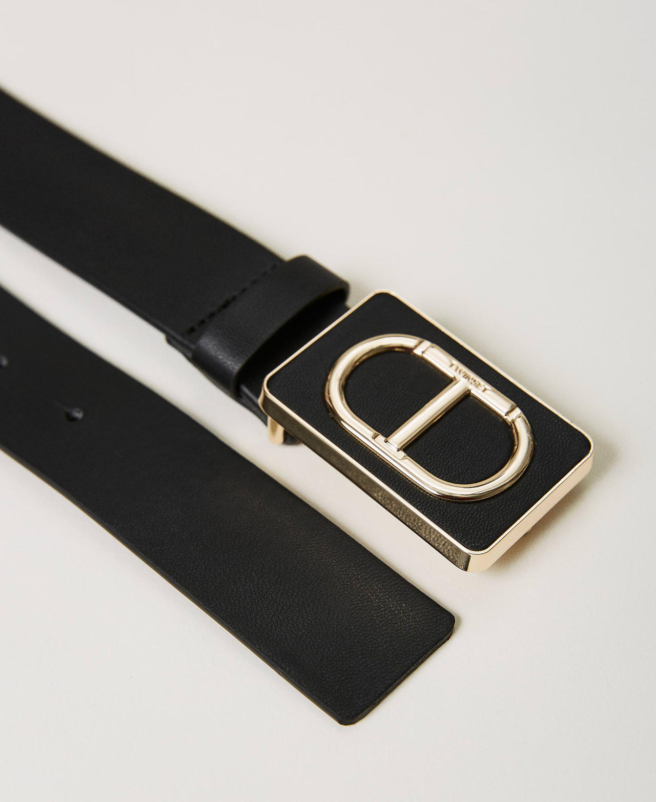 Belt with enamelled Oval T buckle