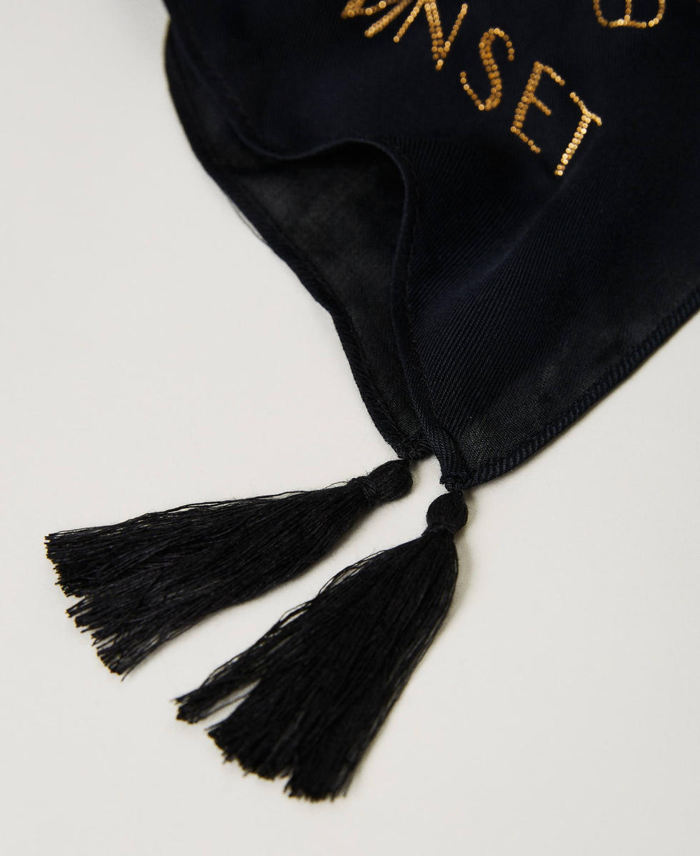 Pa&ntilde;uelo con Oval T y tachuelas