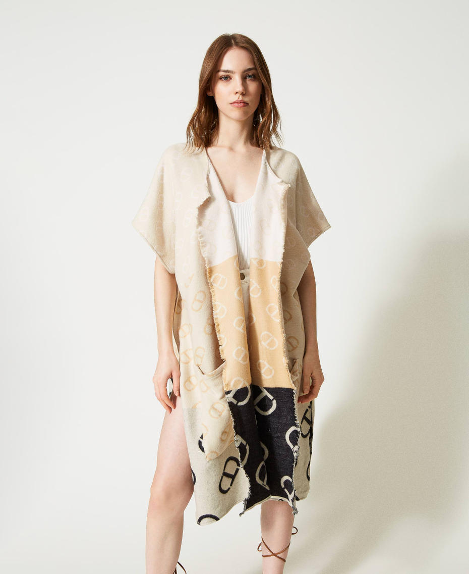 Poncho with jacquard Oval T