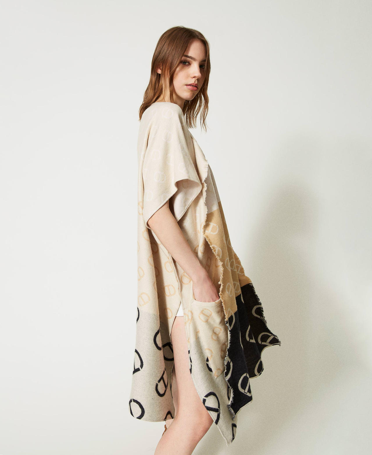 Poncho with jacquard Oval T
