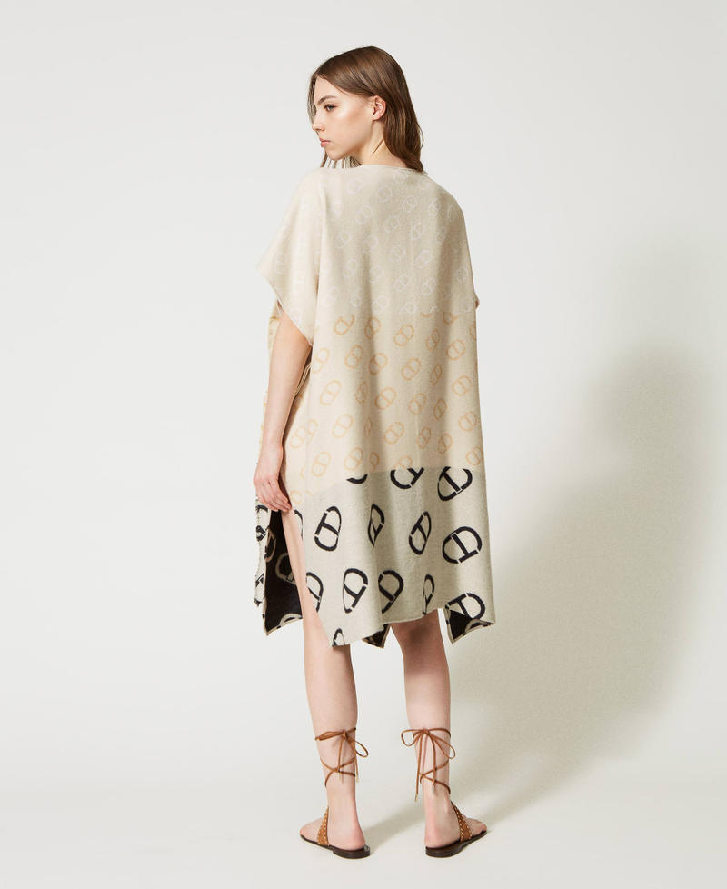 Poncho with jacquard Oval T