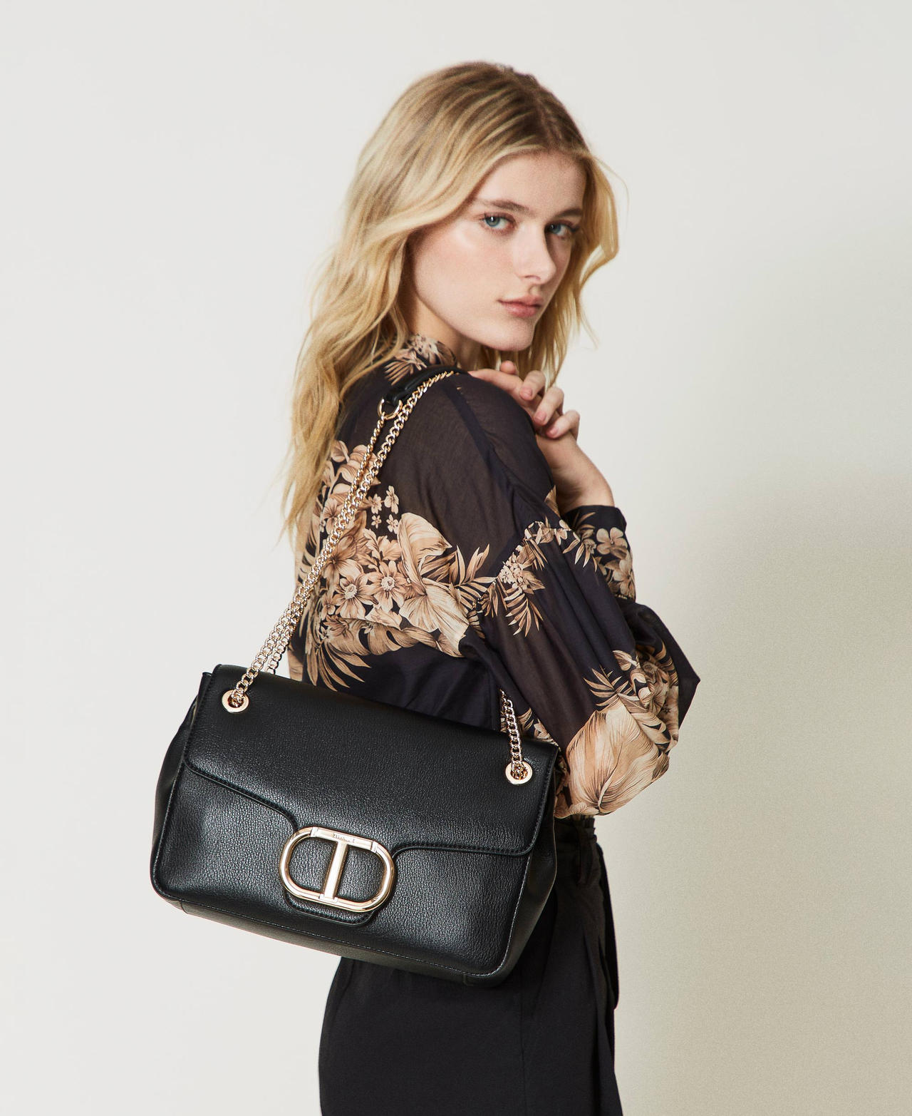 Large shoulder bag with chain Black Woman 231TB7060_00006_0S