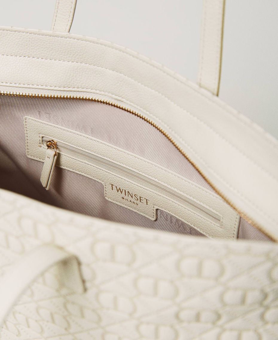 Shopper with embossed Oval T