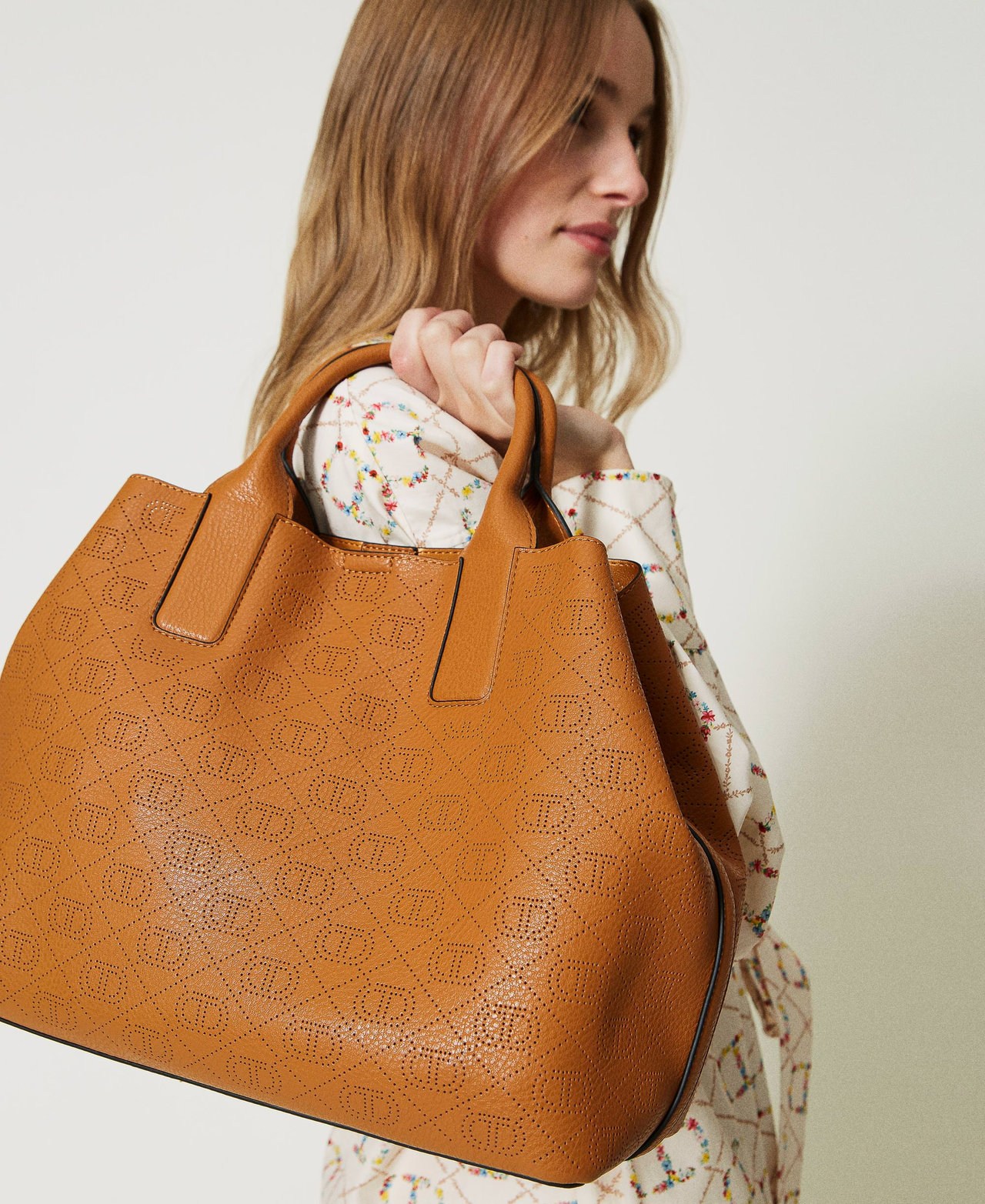 Shopper with openwork Oval T Leather Brown Woman 231TB717A_00057_0S