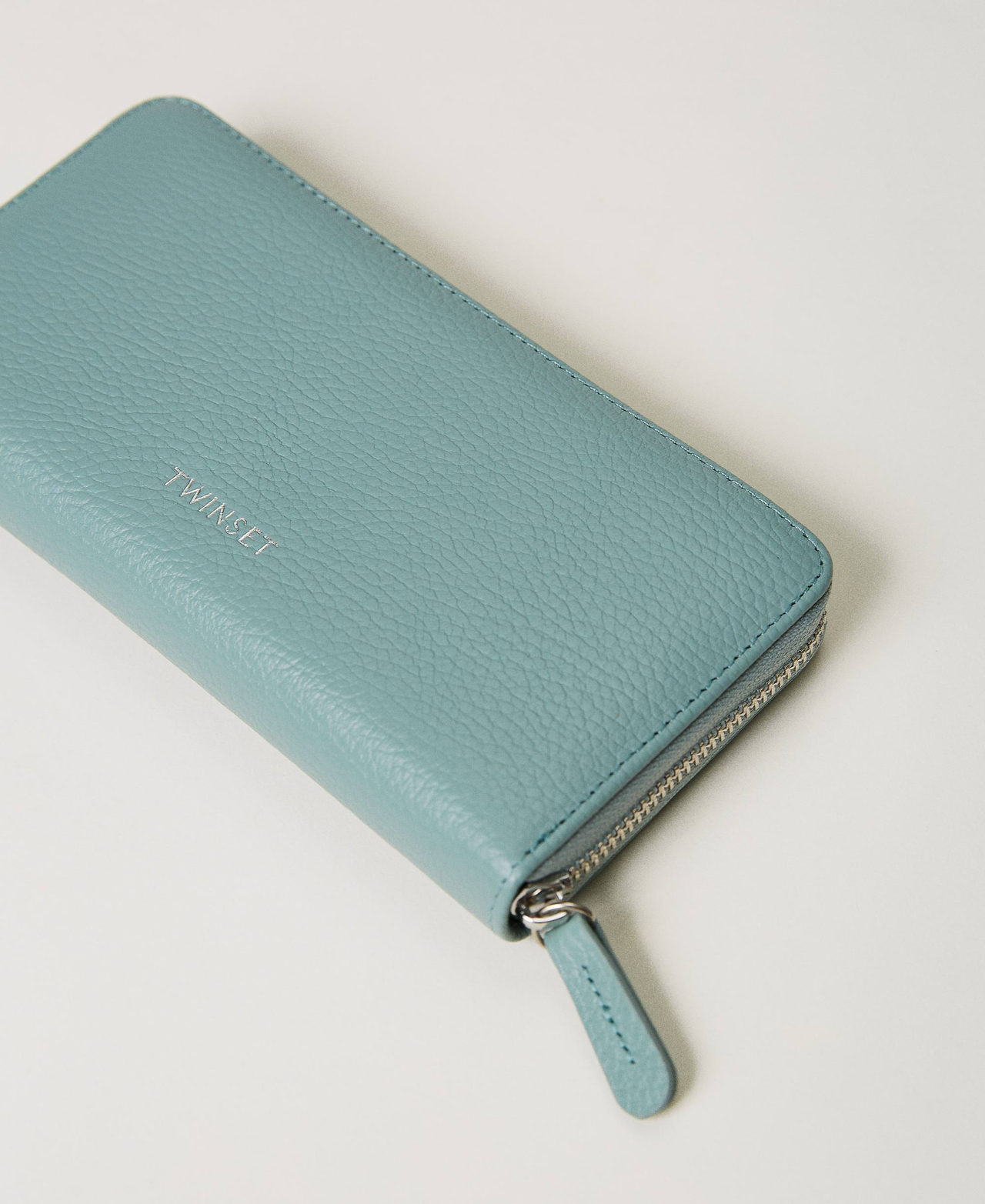 Leather wallet with Oval T