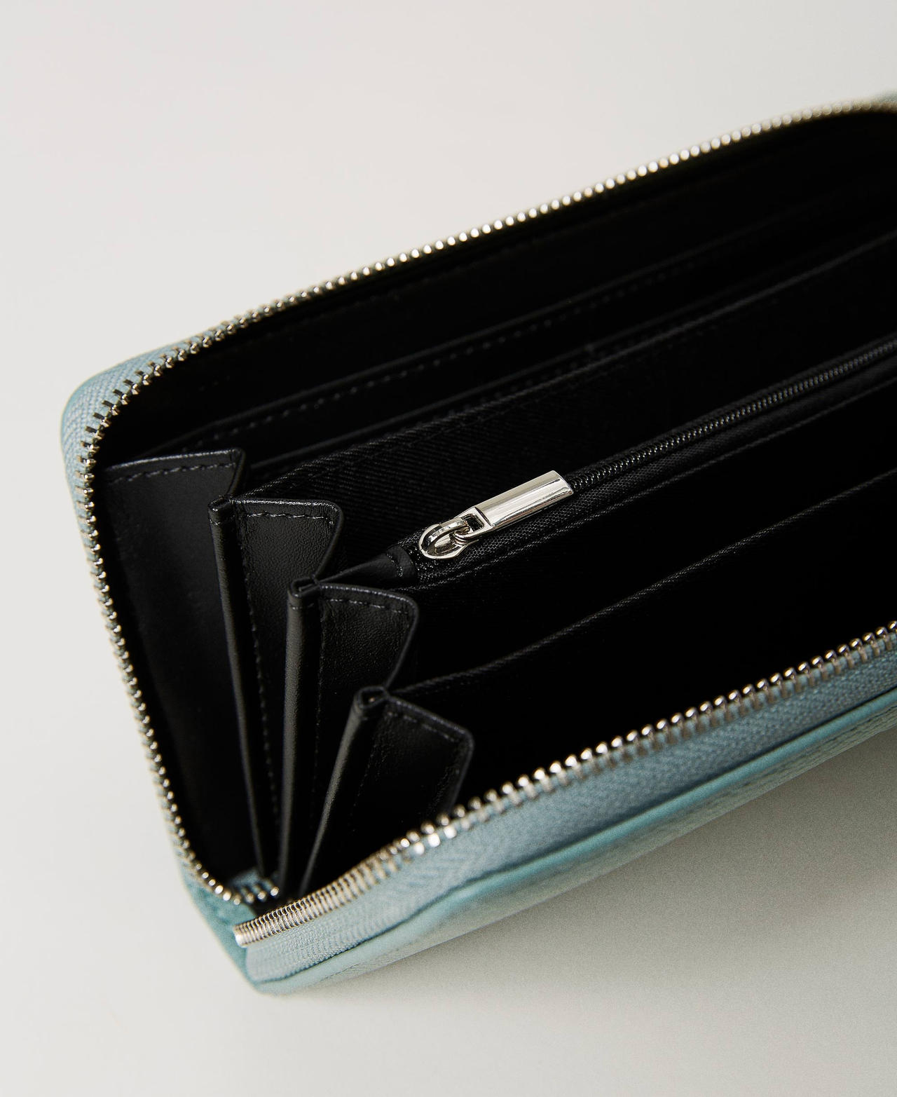 Leather wallet with Oval T