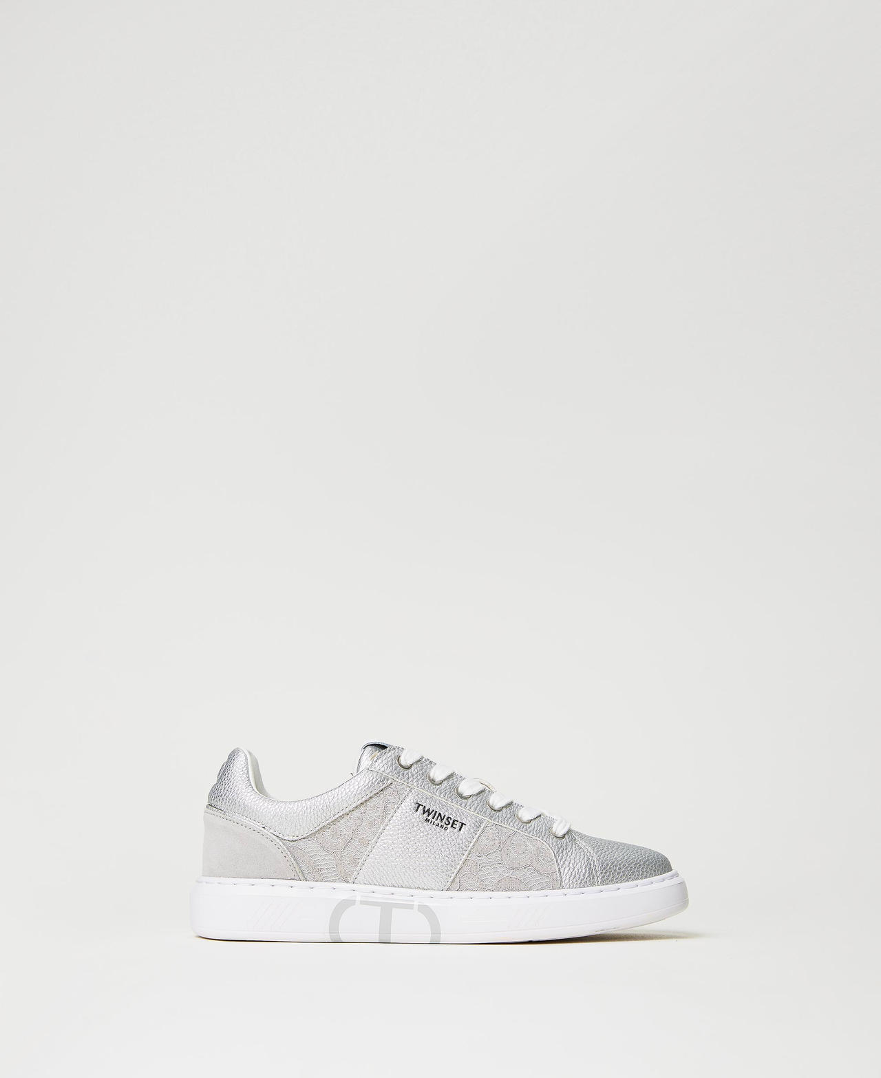 Sneakers con inserciones de encaje y Oval T Plata Mujer 231TCP042_00995_01