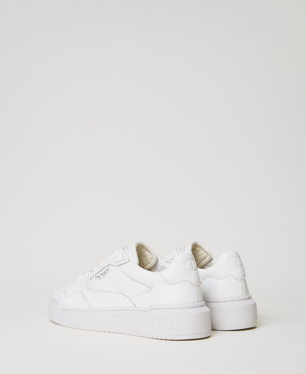 Trainers with contrasting logo White Woman 231TCP090-03