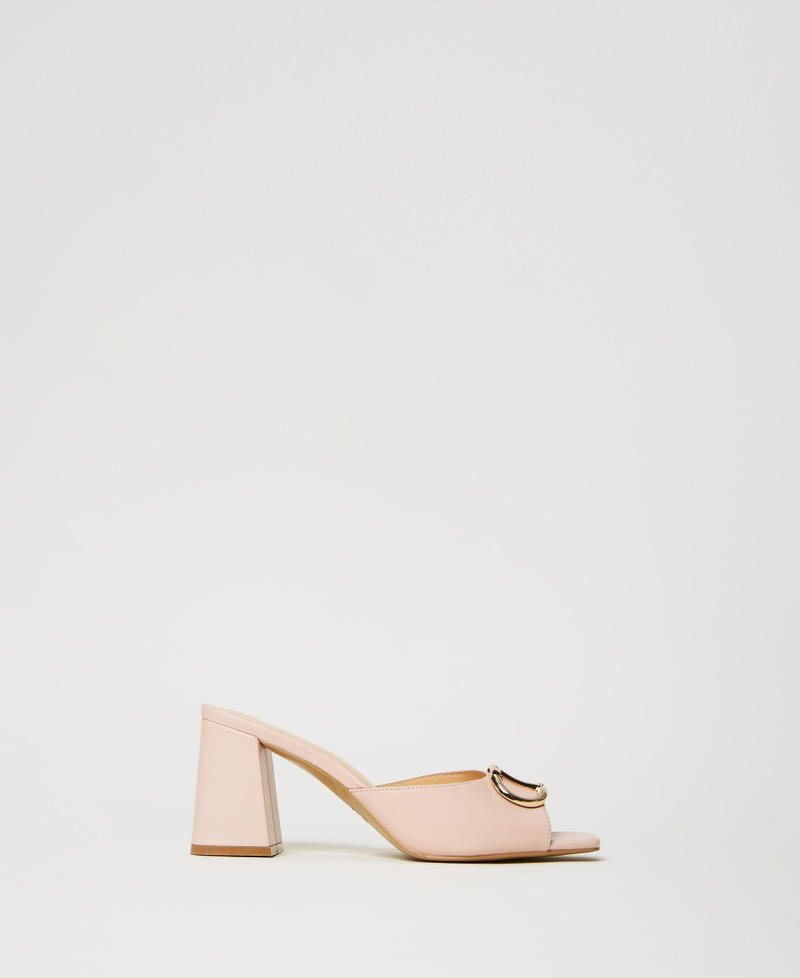 Sandales mules en cuir avec Oval T