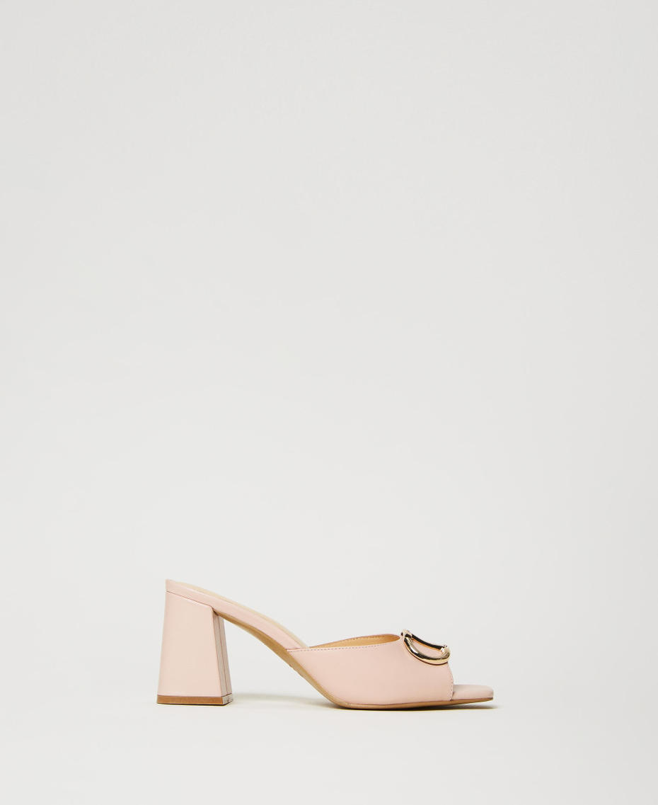 Sandales mules en cuir avec Oval T