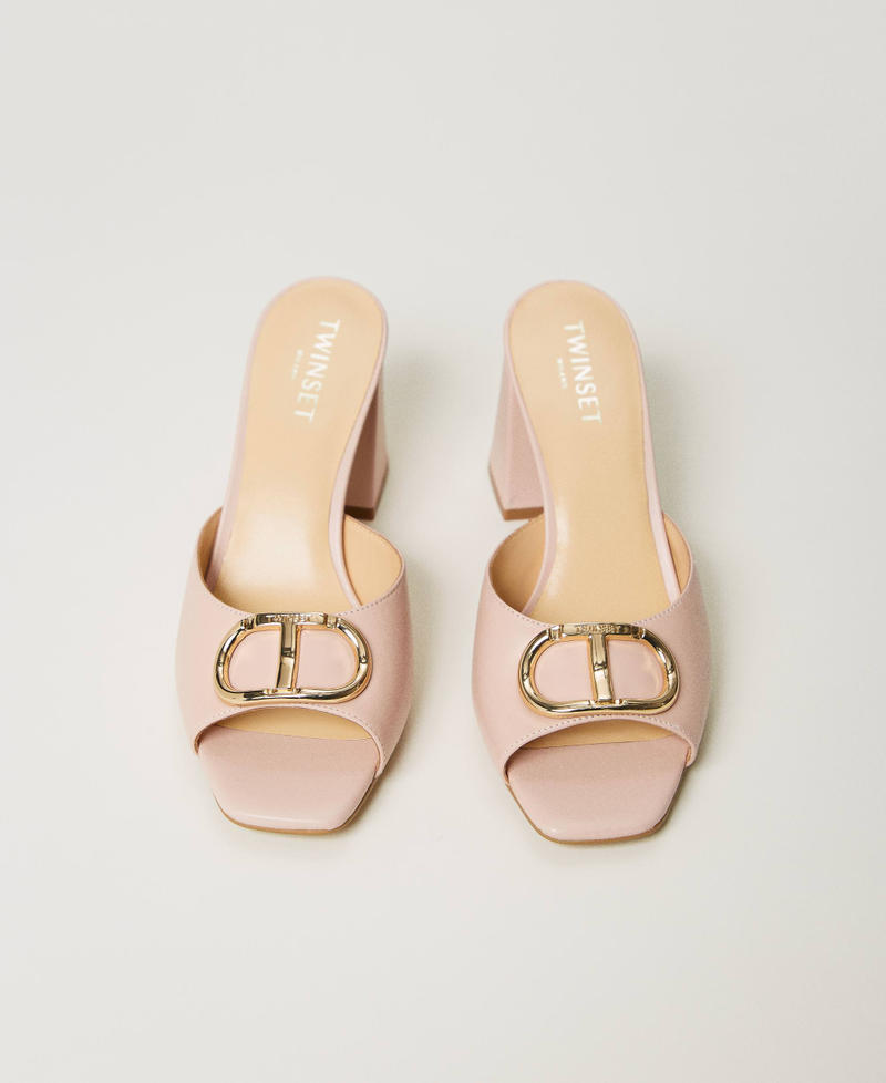 Sandales mules en cuir avec Oval T